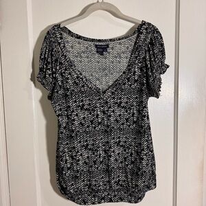 Max Edition Black and White V-Neck Ruched Sleeve Blouse